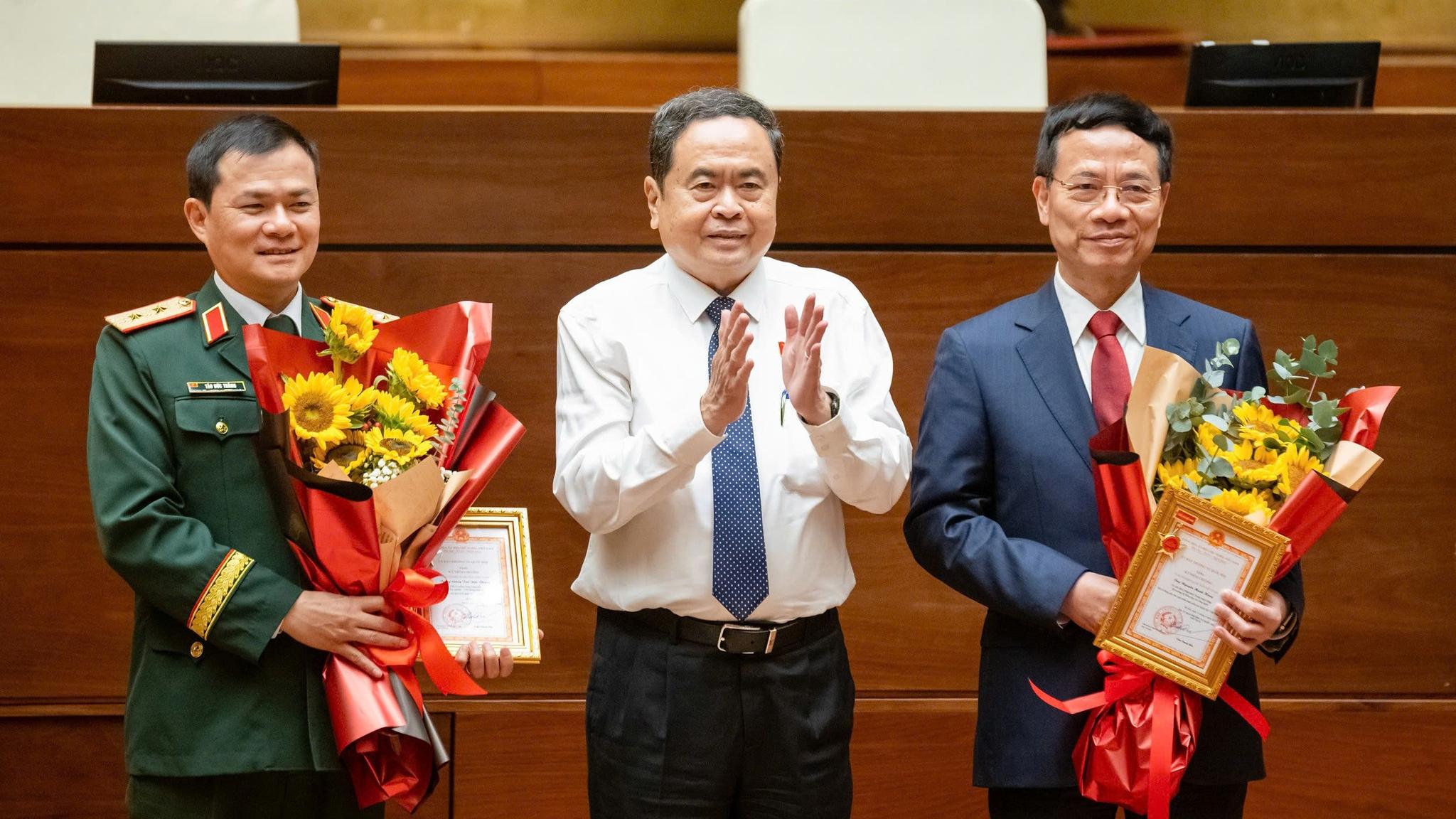 Chủ tịch Tào Đức Thắng nhận Kỷ niệm chương ‘Vì sự nghiệp Quốc hội Việt Nam’