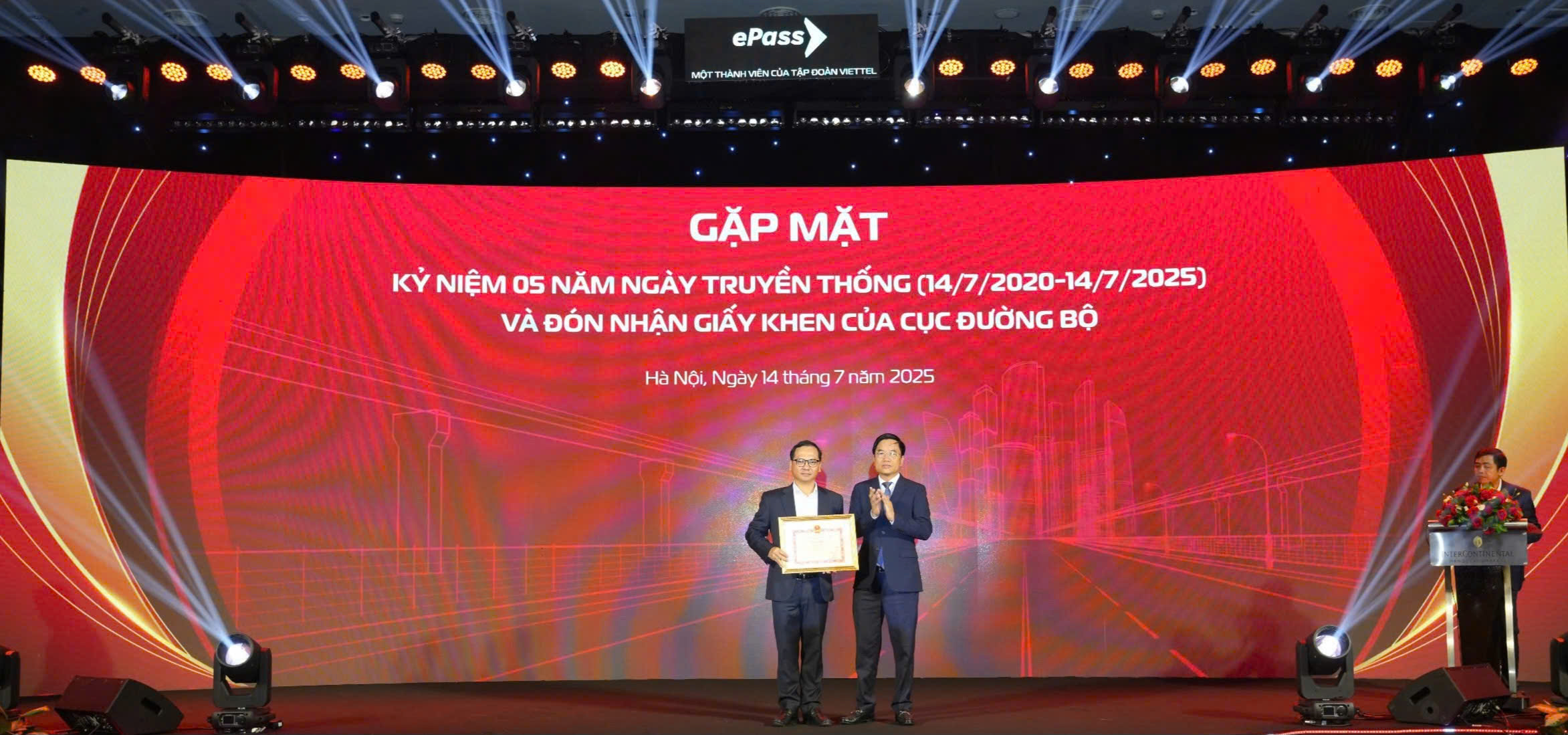 Tổng Giám đốc Viettel ePass - Thượng tá Nguyễn Cảnh Hòa đại diện đón nhận bằng khen
