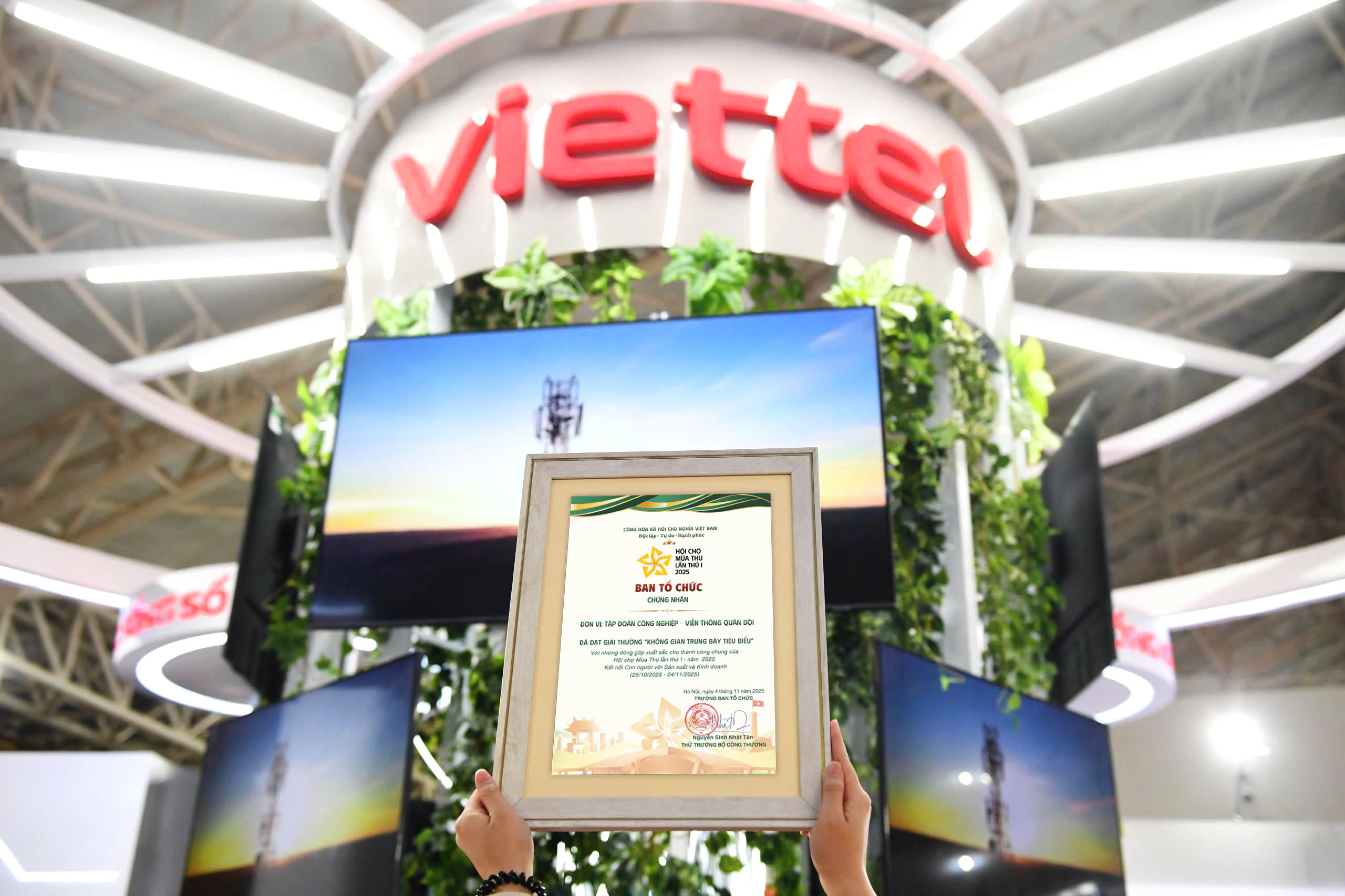 Viettel có không gian trưng bày tiêu biểu tại Hội chợ Mùa Thu 2025