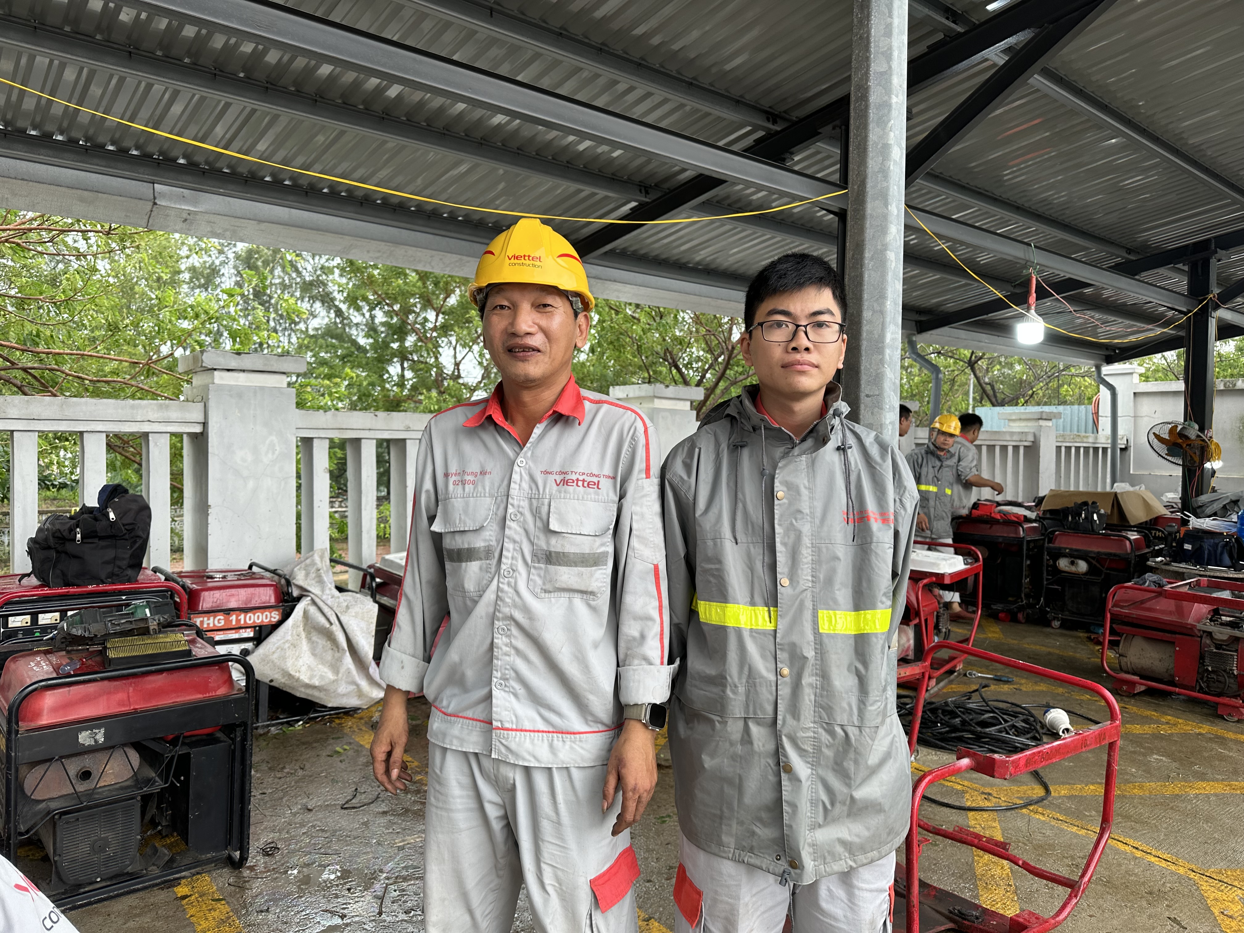 'Hai thầy trò Viettel' đi bộ hơn 12km góp sức cùng đồng bào chống lũ