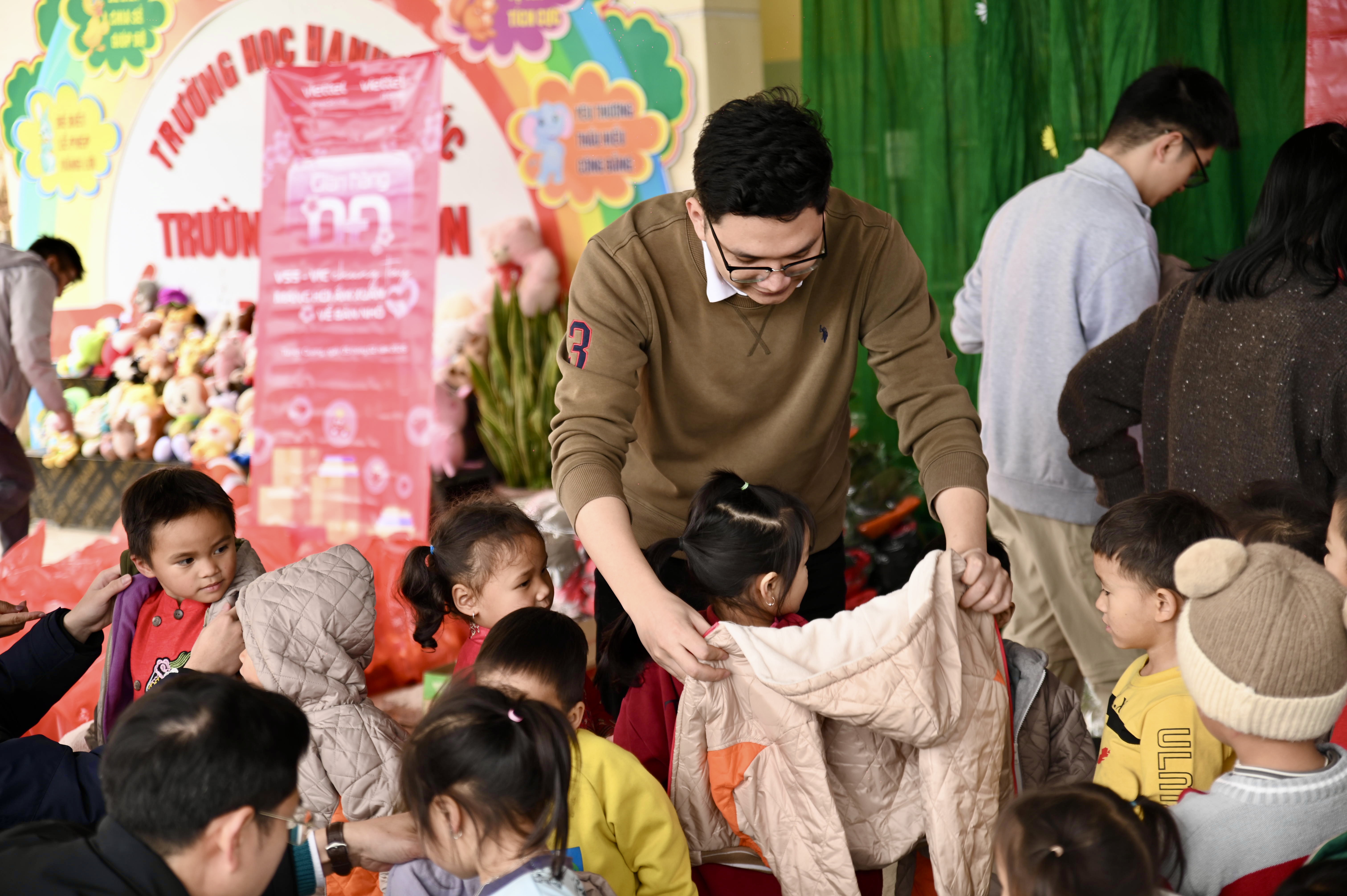 Hai đơn vị trong Tập đoàn cùng mang Tết vẹn toàn về bản nhỏ