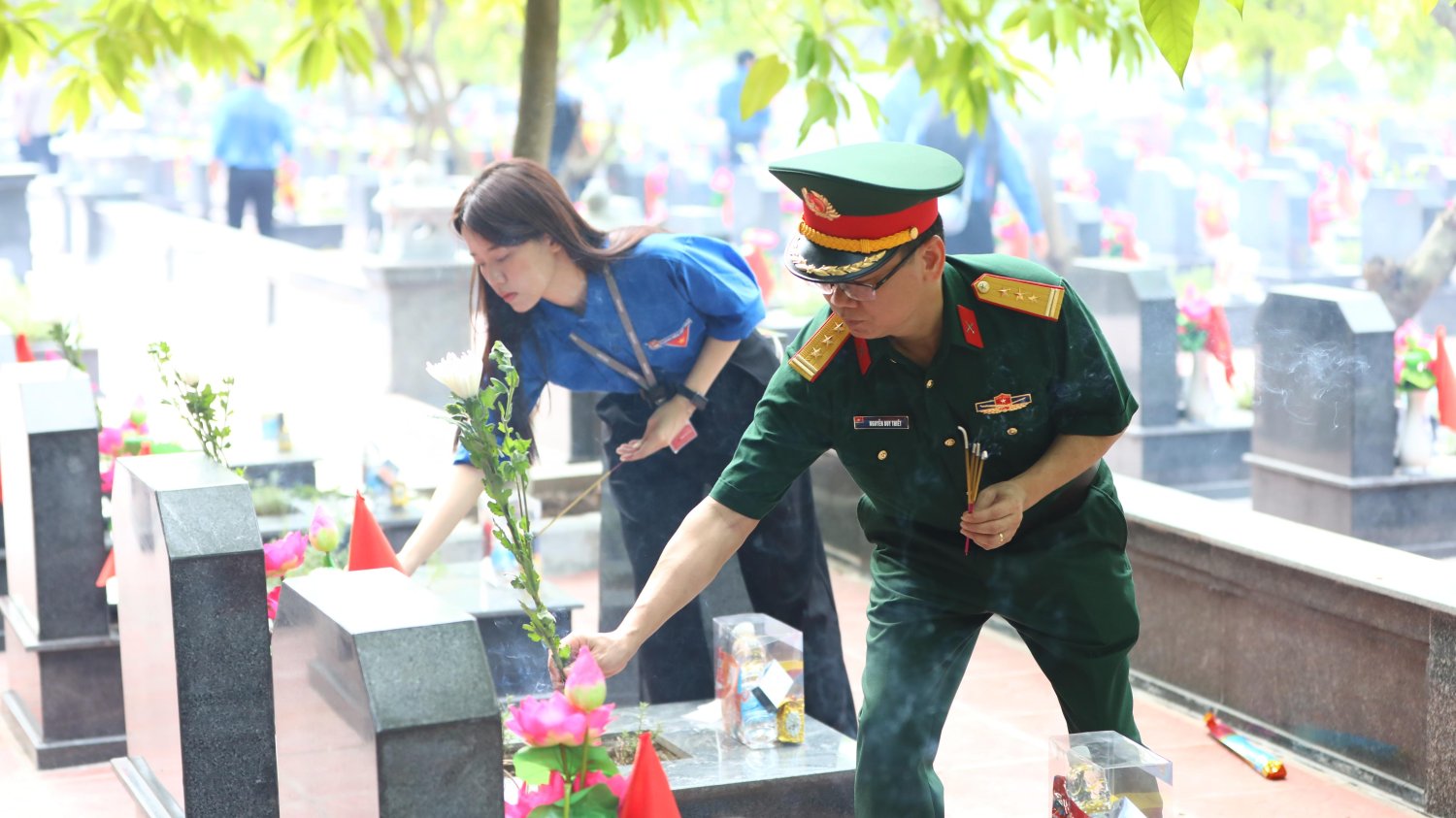 Mỗi nén hương là một lời tri ân của người Viettel với các Anh hùng dân tộc