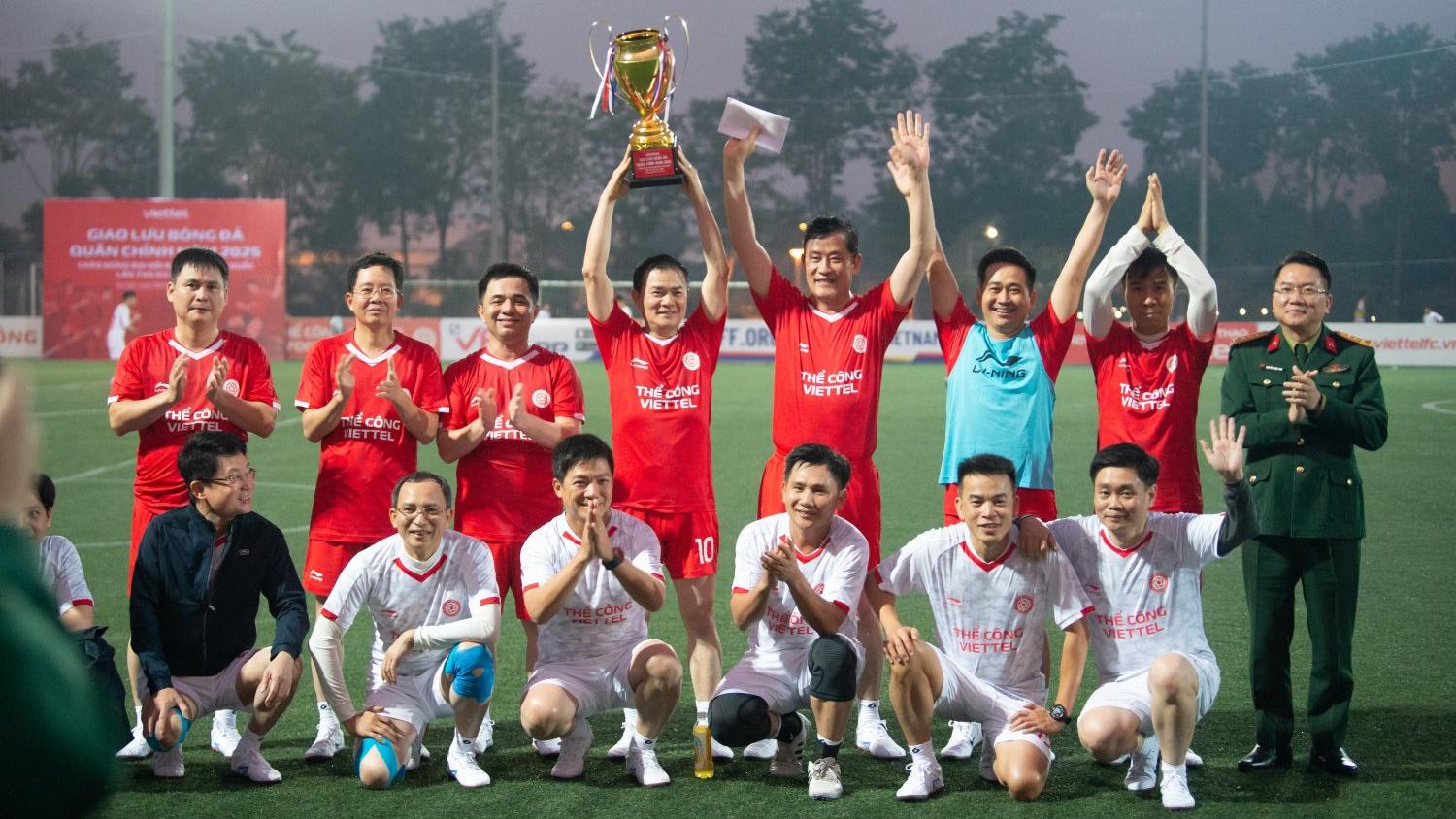 Ban TGĐ Tập đoàn trình diễn kỹ năng chơi bóng sau Hội nghị Quân chính