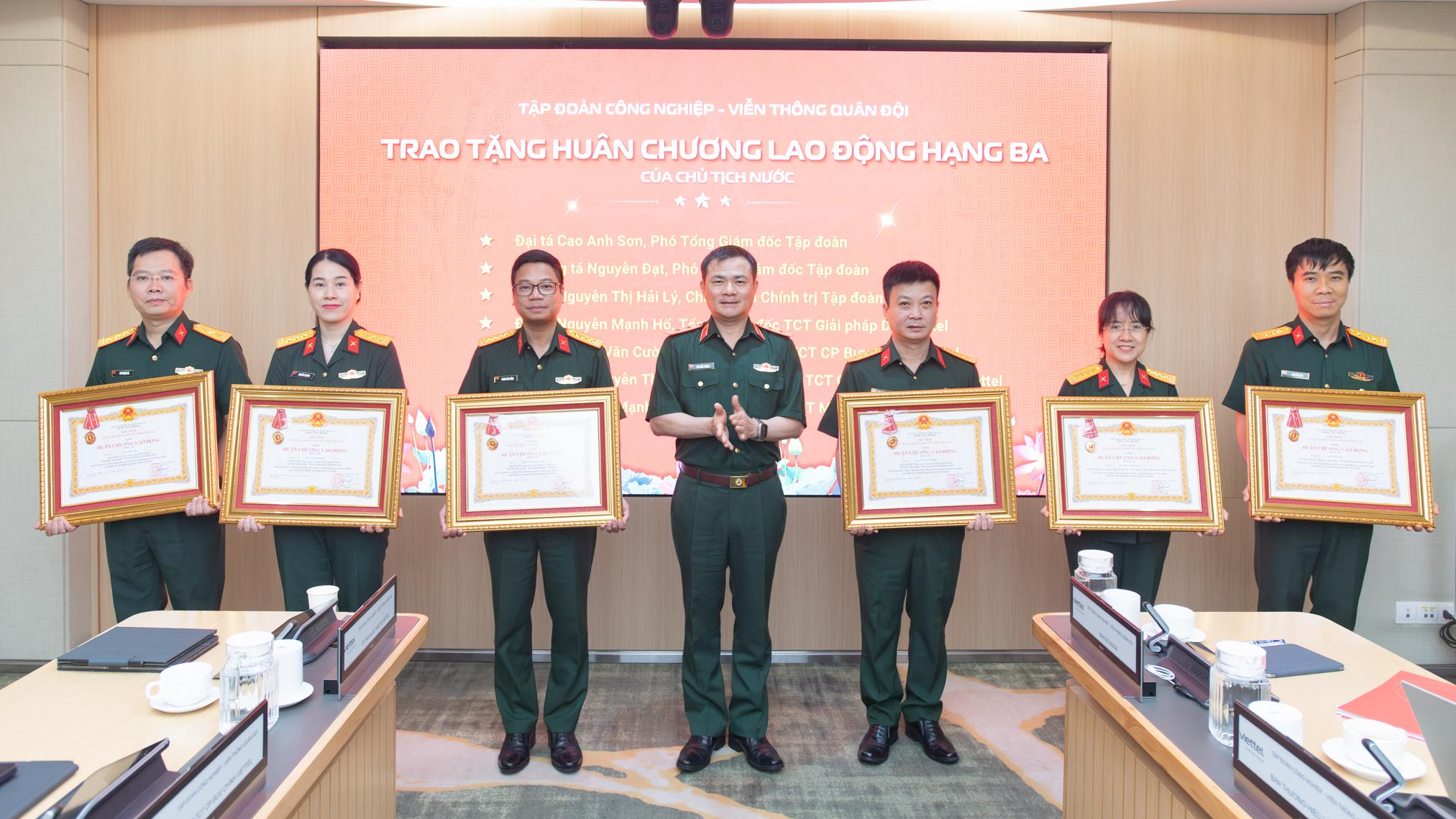 14 đồng chí lãnh đạo trong Tập đoàn nhận Huân chương Lao động hạng Ba