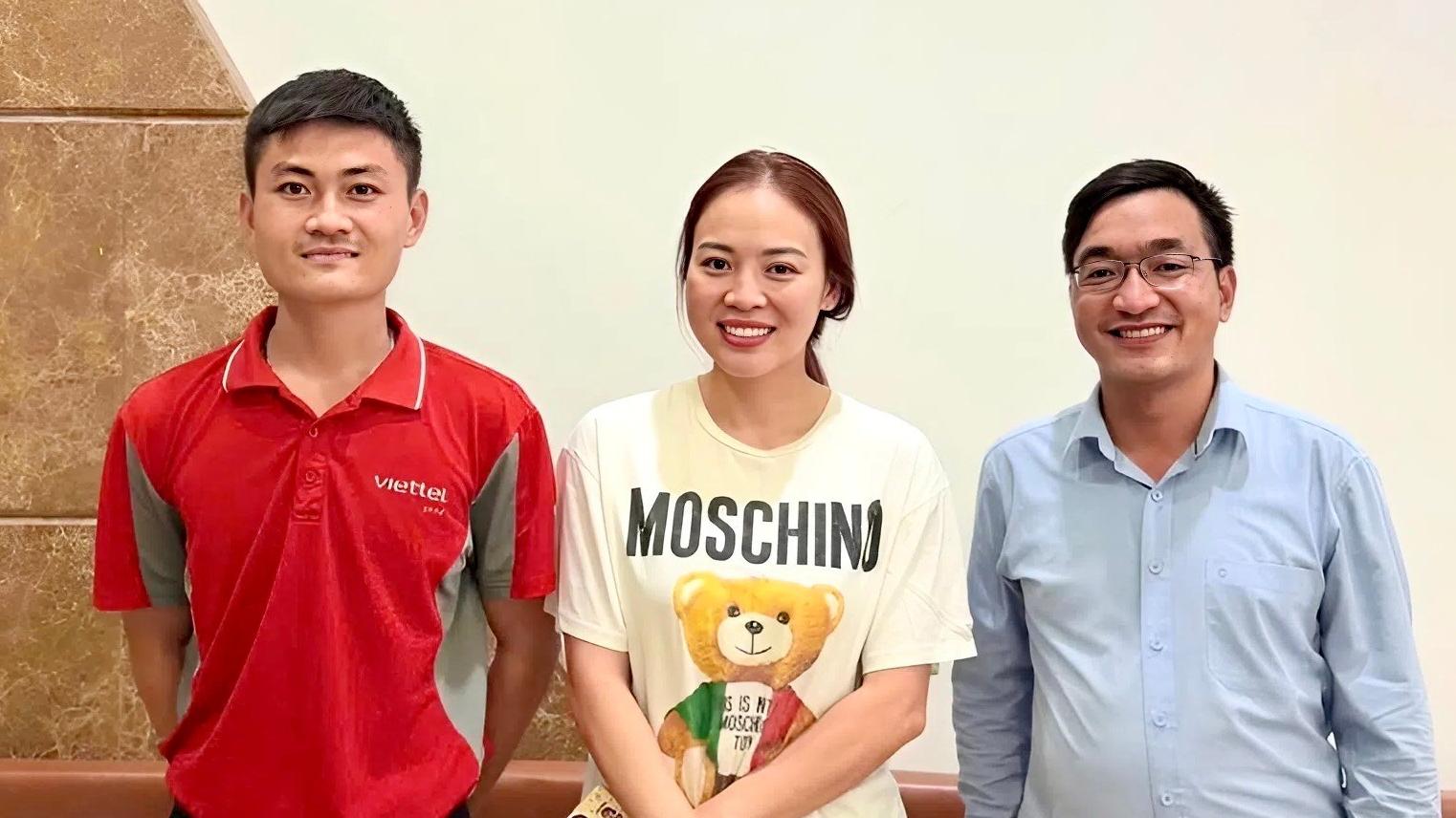 Nhặt được 10.000 USD khi giao hàng, bưu tá Viettel Post chọn điều tử tế