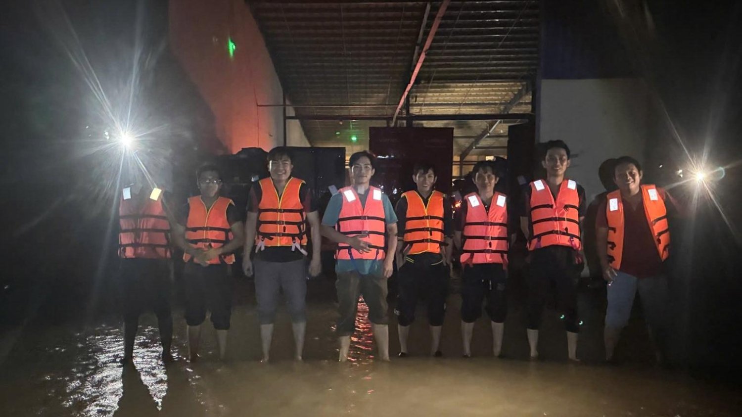 Người lính VTPost giữa tâm lũ Khánh Hòa