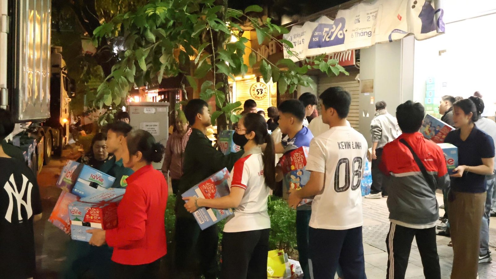 Đêm ở Hàng Bài và chuyến xe hơn 50 tấn hàng về miền lũ