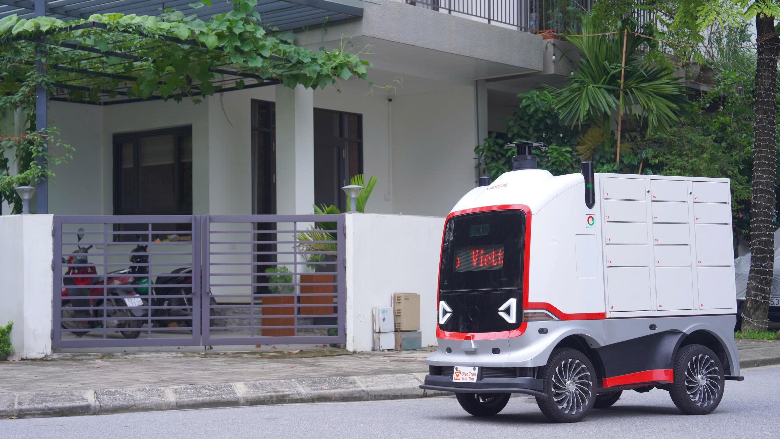 Viettel Post thử nghiệm robot giao hàng tự hành tại Vinhomes Thăng Long