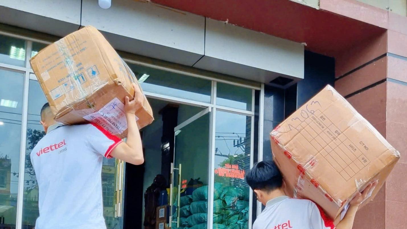 Viettel Post mở 3 điểm tiếp nhận cứu trợ khẩn cấp cho bà con miền Trung