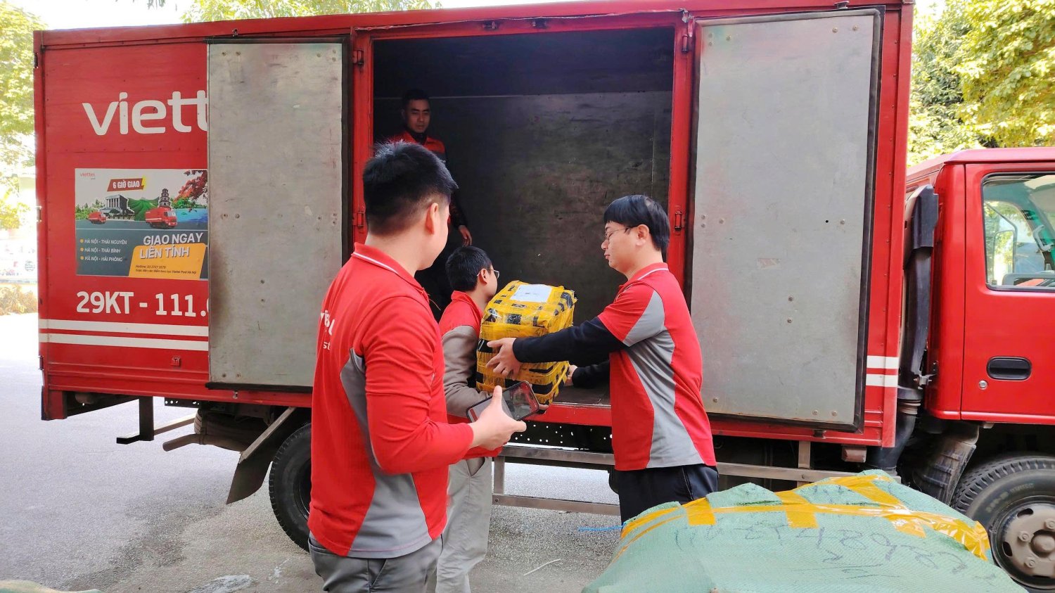 CBNV Khối cơ quan Viettel Post xung kích xuống tuyến phục vụ cao điểm Tết