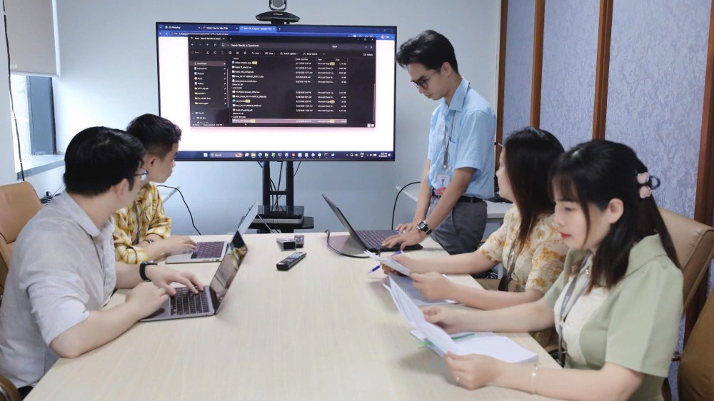 Người lặng lẽ 'may áo giáp' tự động cho hệ thống