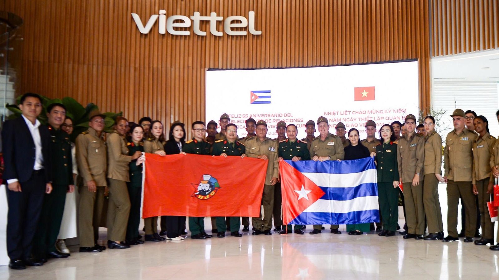 Sĩ quan trẻ Cuba ấn tượng trước sự phát triển về công nghệ của Viettel