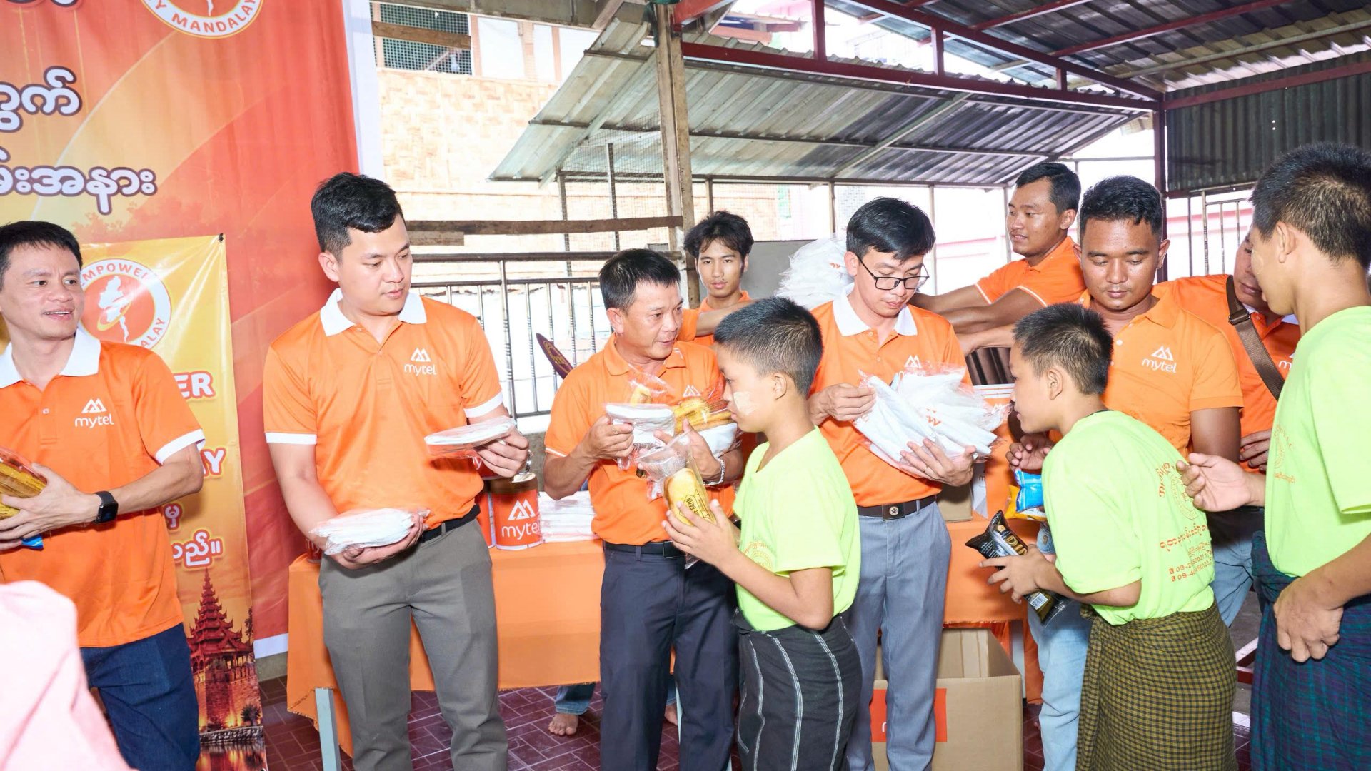 Khi 'ngôi sao' Viettel gặp những người lính nơi tuyến đầu