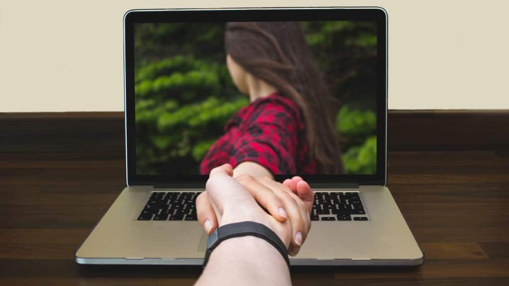 Cảnh giác với mọi yếu tố 'lạ' trên mạng và cách để tự bảo vệ mình