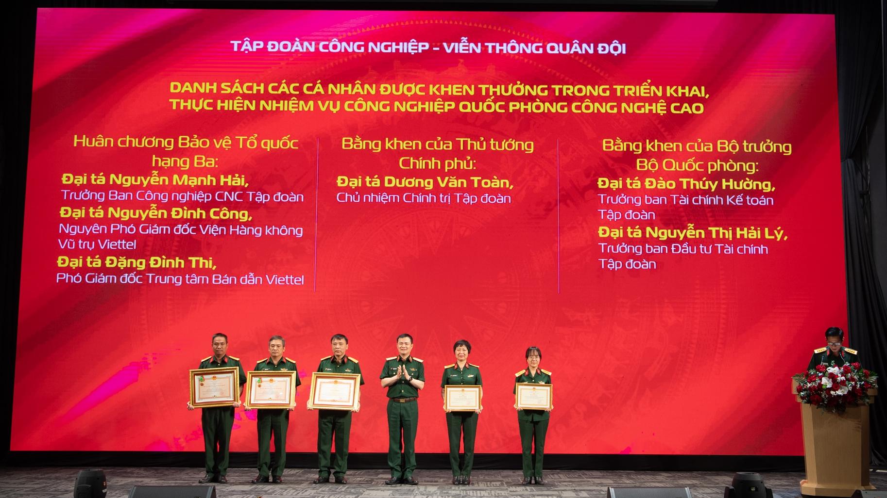 Nhiều cá nhân, tập thể được tôn vinh tại Hội nghị Quân chính 6 tháng đầu 2025