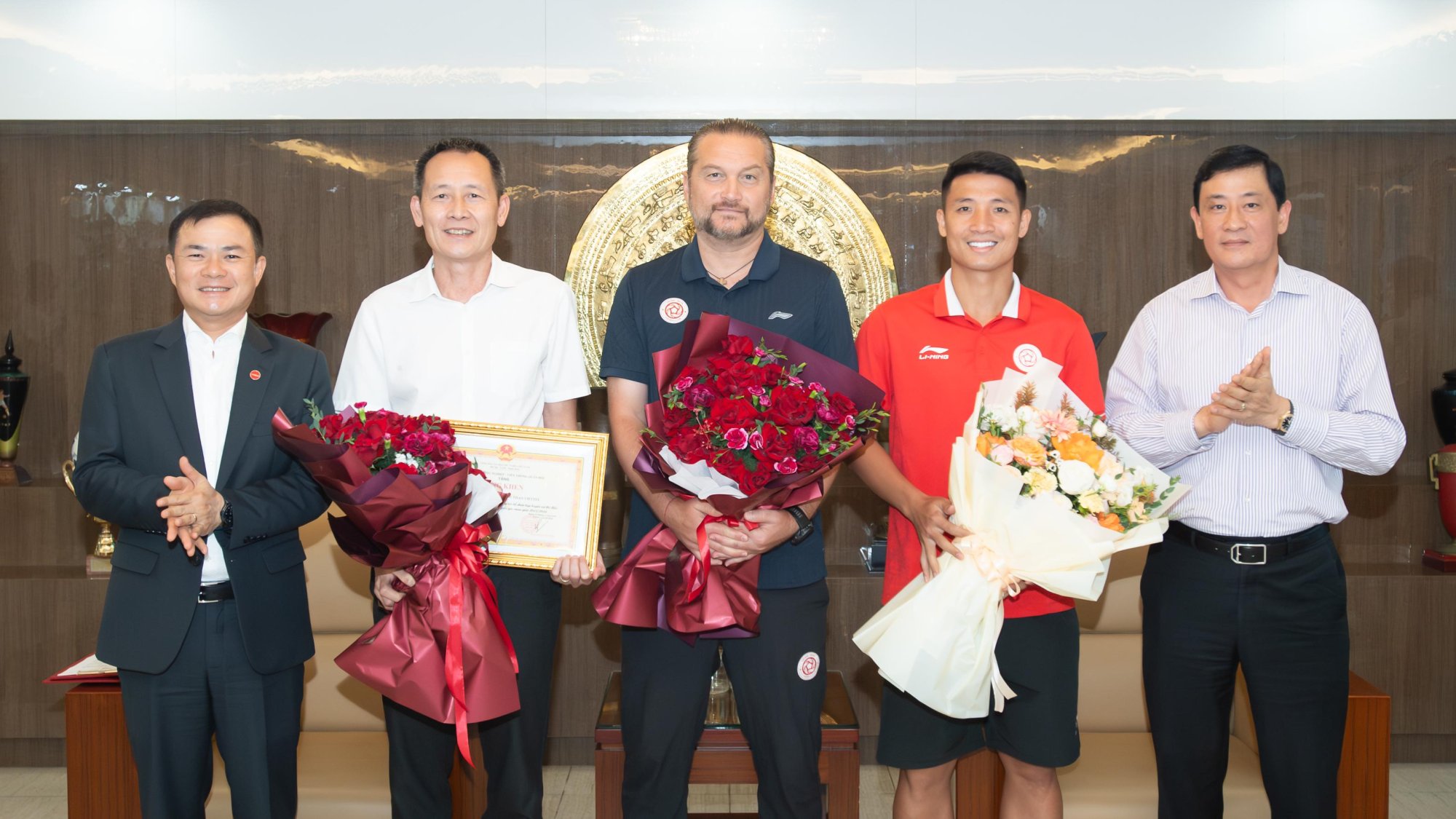 Tập đoàn biểu dương Thể Công - Viettel với vị trí á quân V.League