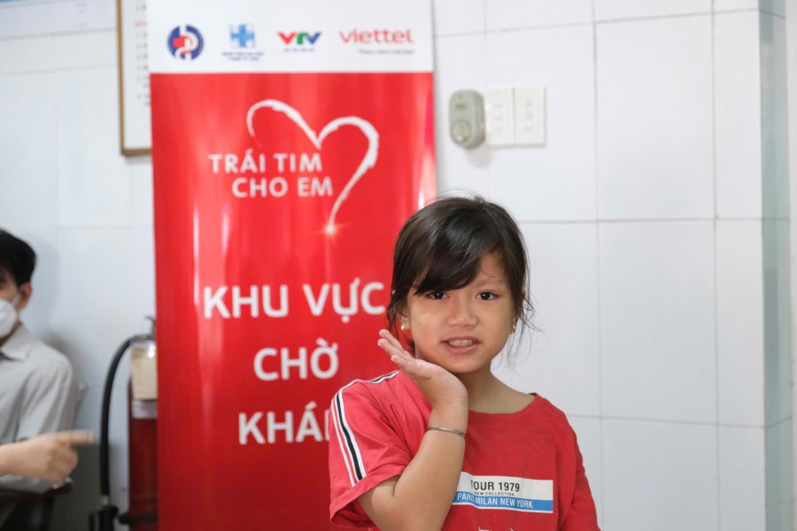 Anh2 Hang tram tre em da duoc tham kham mien phi tu chuong trinh Trai tim cho em do Viettel to chuc