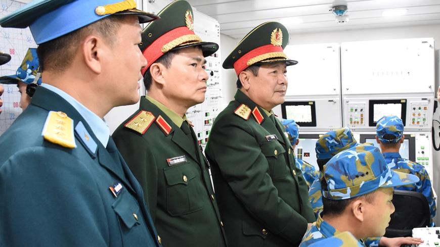 Thượng tướng Lê Huy Vịnh kiểm tra việc vận hành khí tài do Viettel sản xuất