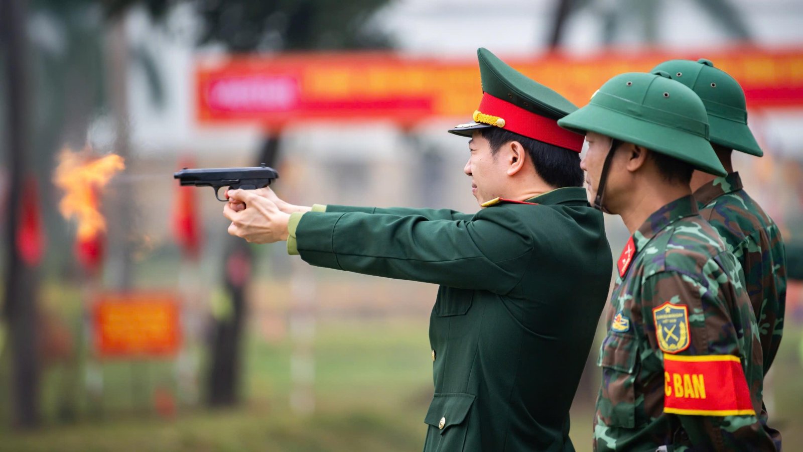 Lãnh đạo cơ quan, đơn vị kiểm tra bắn đạn thật với súng K54, STV-380