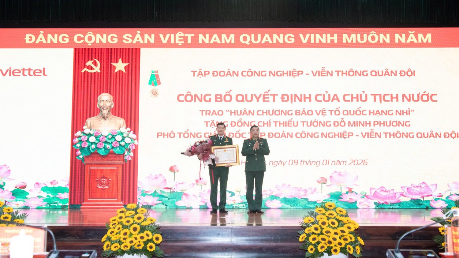 Thiếu tướng Đỗ Minh Phương nhận Huân chương Bảo vệ Tổ quốc hạng Nhì