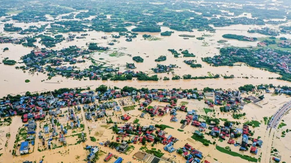 Từ nơi nước ngập đến cổ: 'Khi nào trạm lên sóng, bố sẽ về'