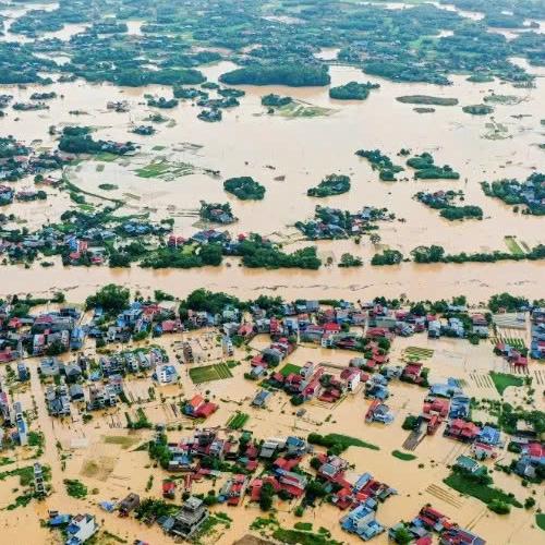 Từ nơi nước ngập đến cổ: 'Khi nào trạm lên sóng, bố sẽ về'
