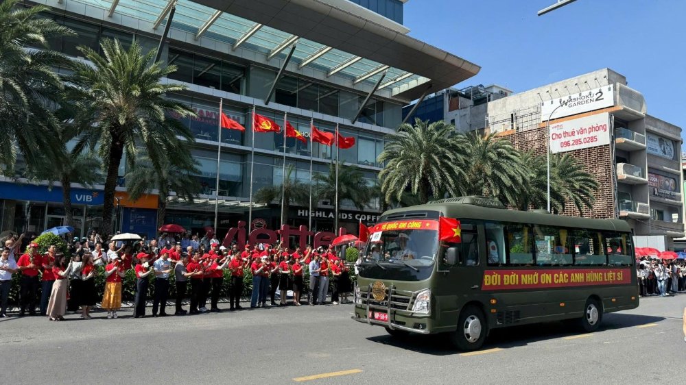 Người Viettel với hoa trắng, cờ đỏ tiễn đưa 731 hài cốt liệt sĩ về nơi an nghỉ