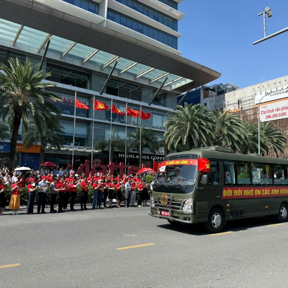 Người Viettel với hoa trắng, cờ đỏ tiễn đưa 731 hài cốt liệt sĩ về nơi an nghỉ