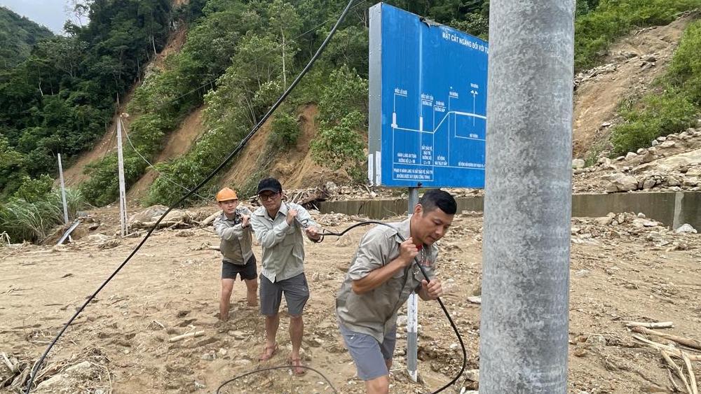 Dốc sức ứng cứu thông tin tại nơi bùn cao quá đầu gối