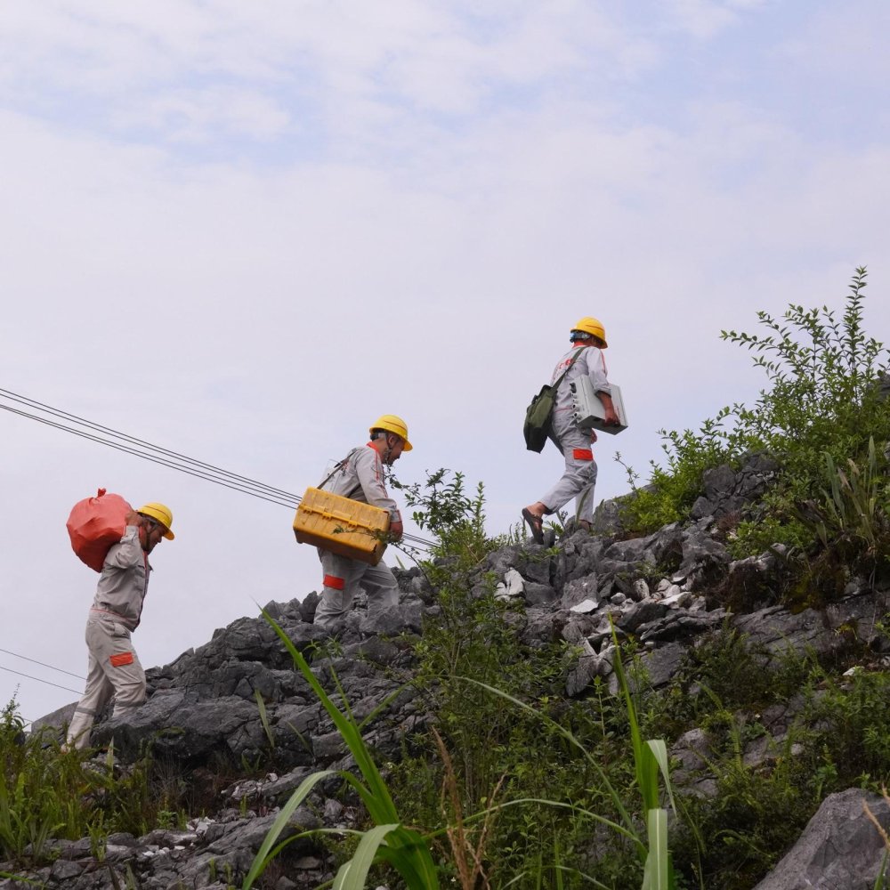 Khi xe không thể đi, người Viettel dùng đôi vai gánh sóng đến đồng bào