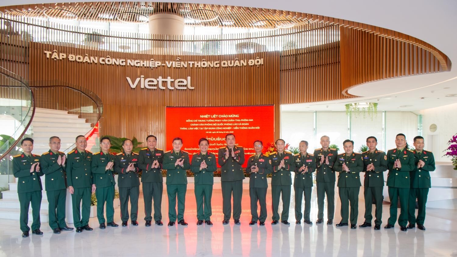 Chánh Văn phòng Bộ Quốc phòng Lào tìm hiểu năng lực CĐS nội bộ của Viettel