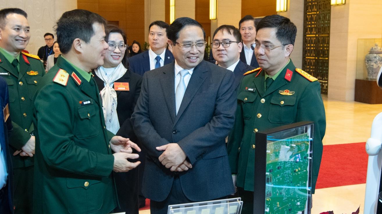 Thủ tướng thăm sản phẩm Viettel tại Hội nghị quán triệt Nghị quyết Đại hội XIV