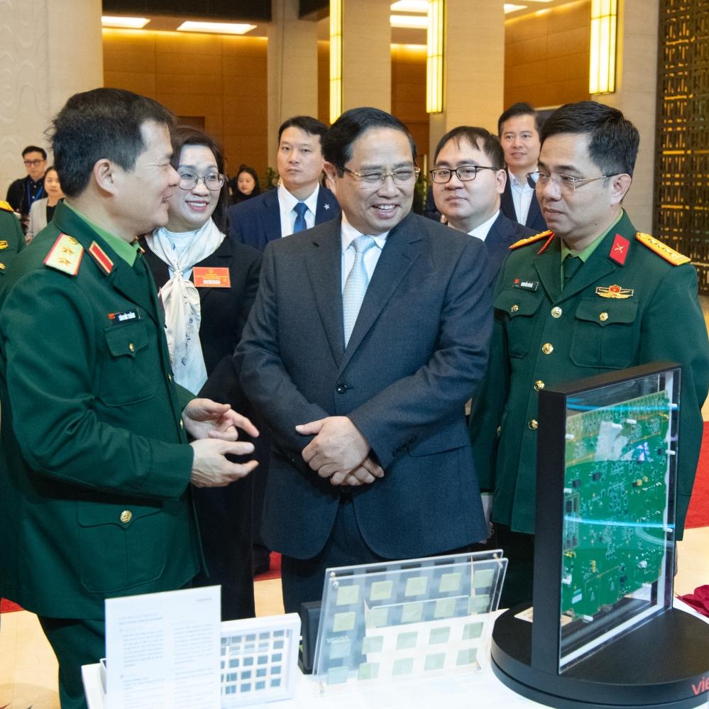 Thủ tướng thăm sản phẩm Viettel tại Hội nghị quán triệt Nghị quyết Đại hội XIV