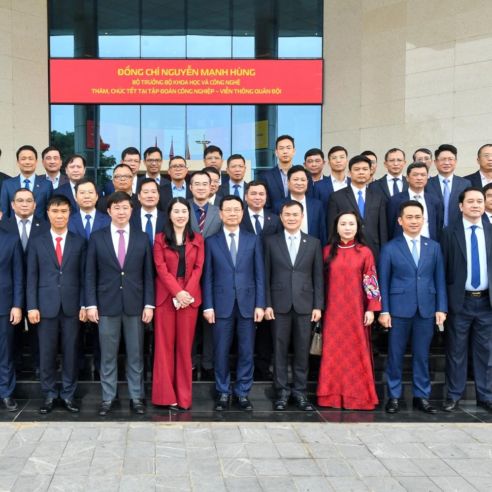 Bộ trưởng Nguyễn Mạnh Hùng chúc Tết và động viên lực lượng Viettel trực cuối năm