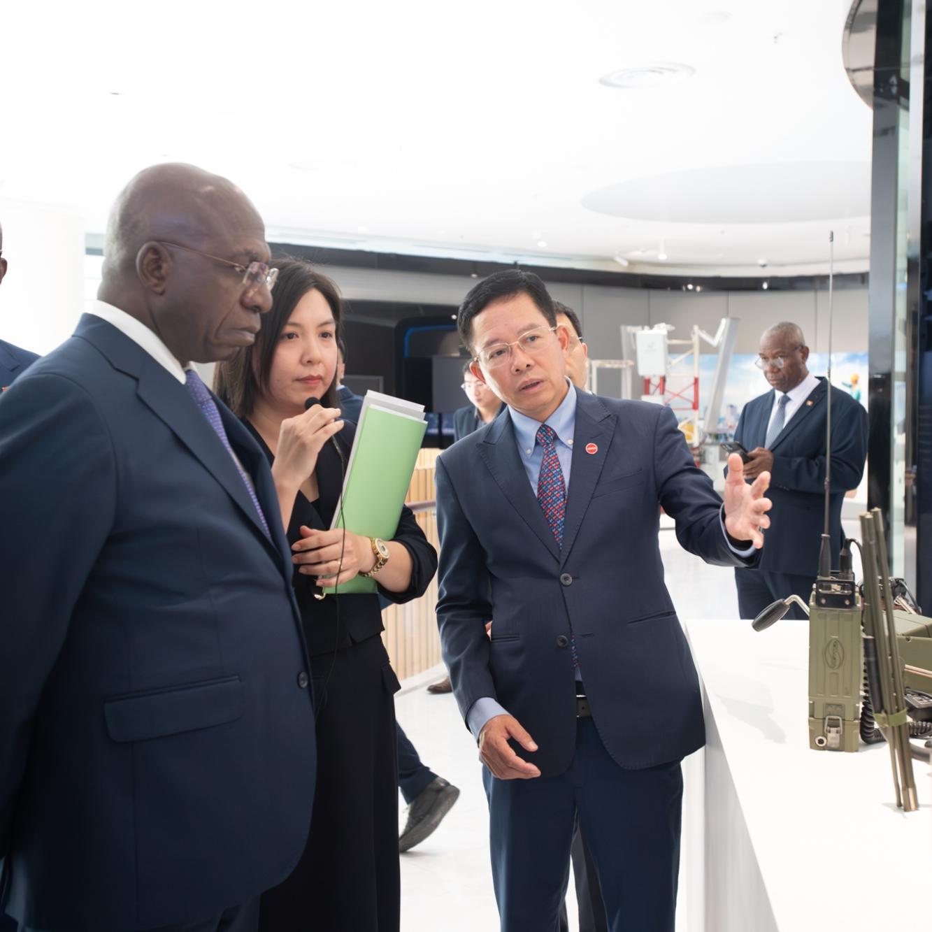 Bộ Ngoại giao Angola xúc tiến hợp tác với Viettel