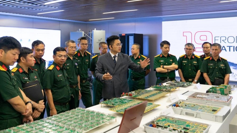 Tùy viên quốc phòng Việt Nam tại các nước chia sẻ kinh nghiệm hỗ trợ Viettel