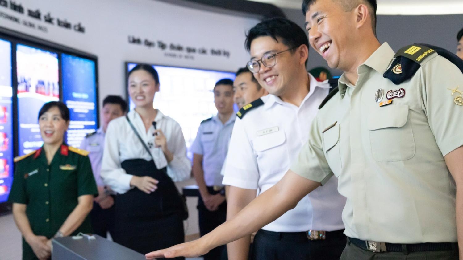 Triết lý 'vì con người' của Viettel truyền cảm hứng cho sĩ quan Singapore