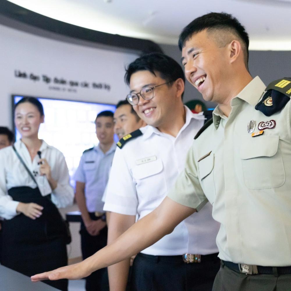 Triết lý 'vì con người' của Viettel truyền cảm hứng cho sĩ quan Singapore