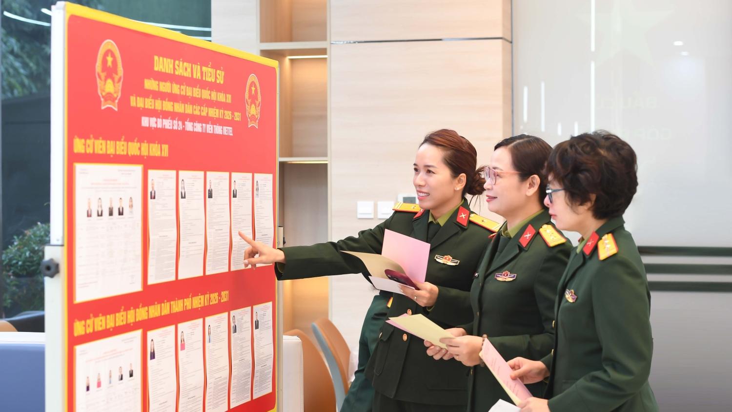 CBNV tại điểm bỏ phiếu Viettel Telecom hân hoan tham gia bầu cử