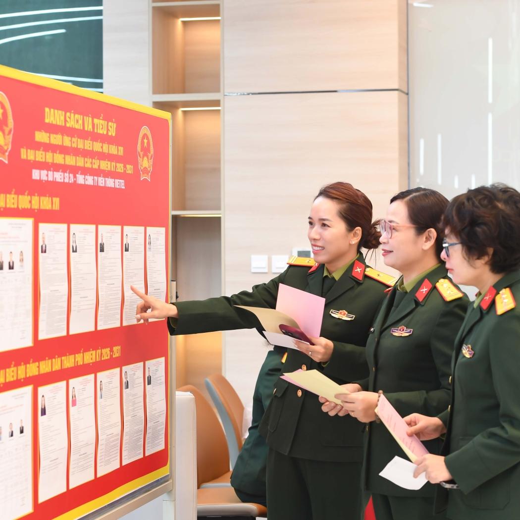 CBNV tại điểm bỏ phiếu Viettel Telecom hân hoan tham gia bầu cử