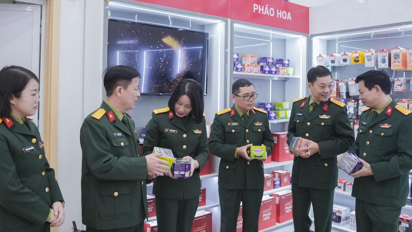 Có thể mua pháo hoa chính hãng tại cửa hàng bán lẻ Viettel từ 1/12/2025