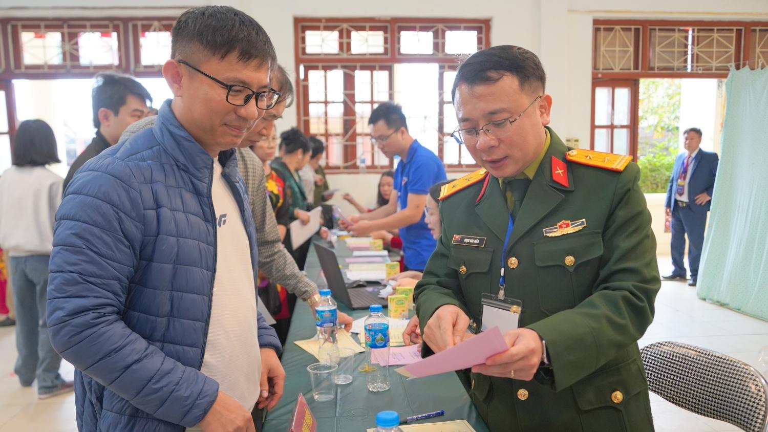 CBNV VMC hòa chung niềm vui cử tri trong ngày bầu cử