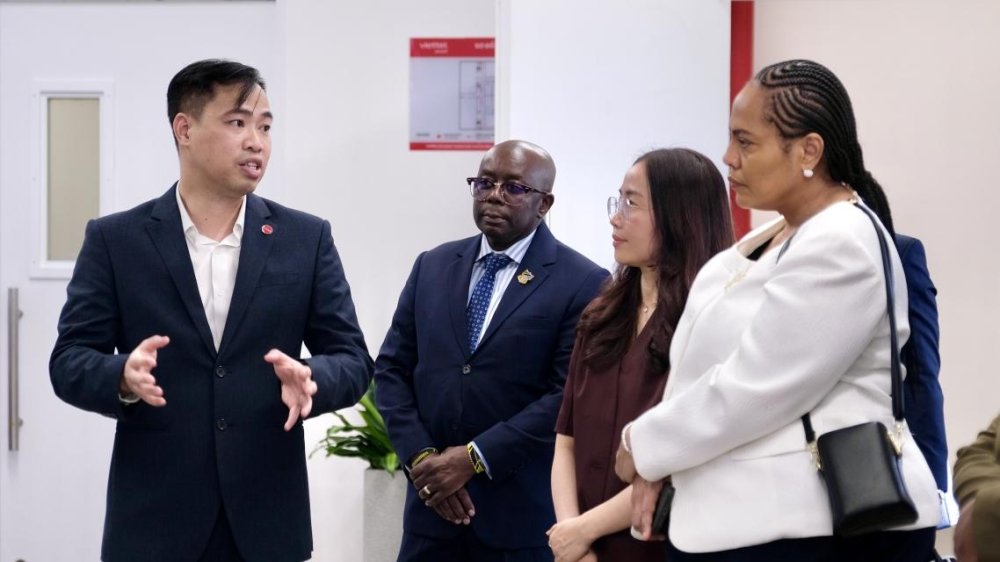 Bộ trưởng Bộ CIT Tanzania tham quan trung tâm dữ liệu của Viettel