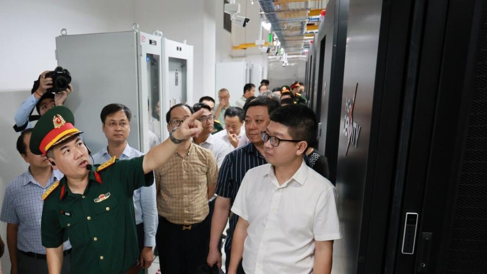 Đoàn công tác Ban Chính sách, Chiến lược Trung ương tìm hiểu DC của Viettel