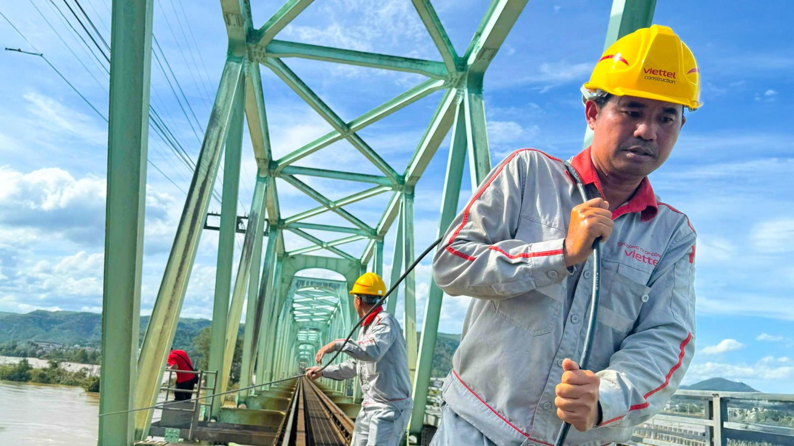 Tủ quần áo cũ, mái nhà tốc ngói và tình người giữa bão lũ