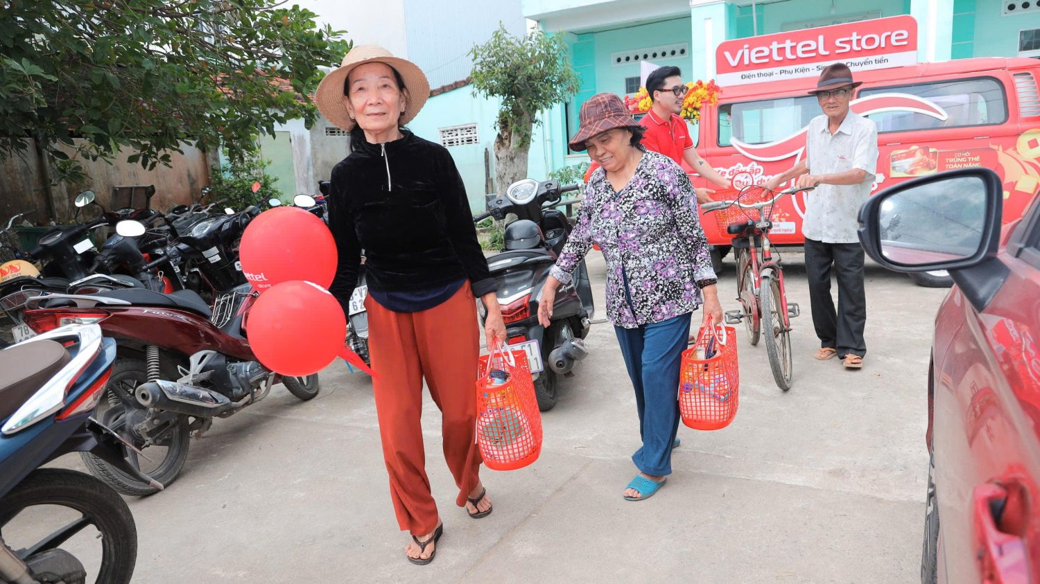 Người Viettel góp phần đưa Tết vẹn toàn đến với bà con vùng lũ Đắk Lắk