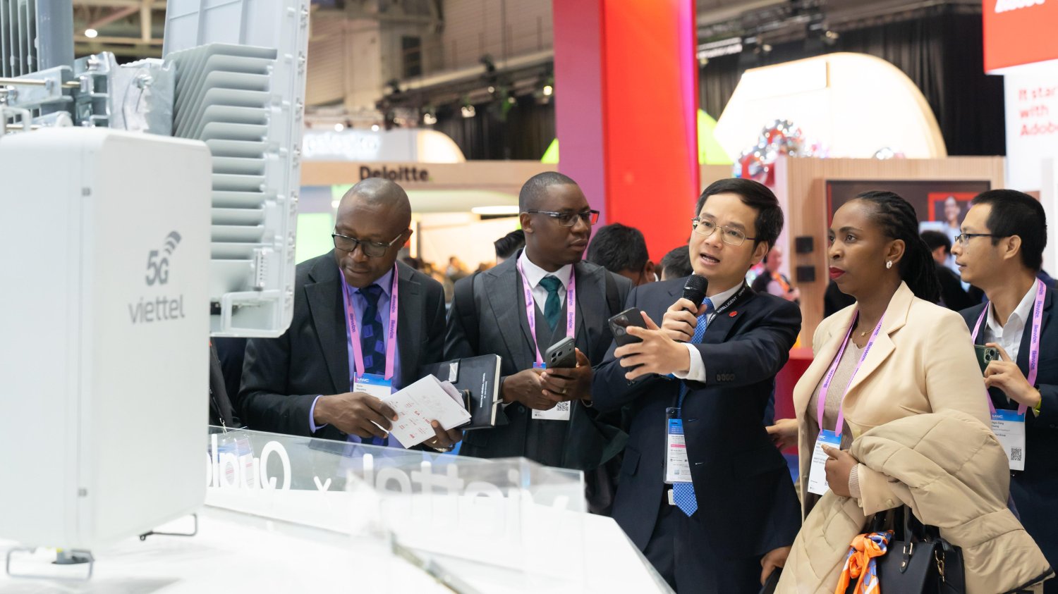 Viettel tiếp đón nhiều đối tác, khách quốc tế tại MWC 2026