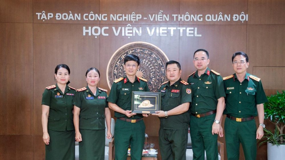 Đoàn cán bộ tuyên huấn Quân đội Nhân dân Lào thăm Học viện Viettel