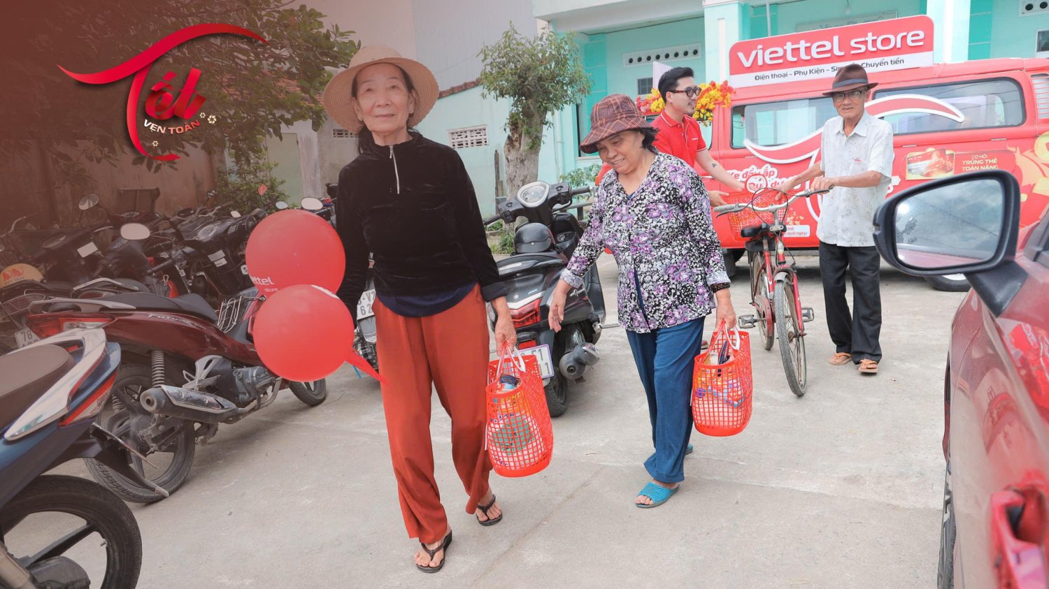 Người Viettel góp phần đưa Tết vẹn toàn đến với bà con vùng lũ Đắk Lắk