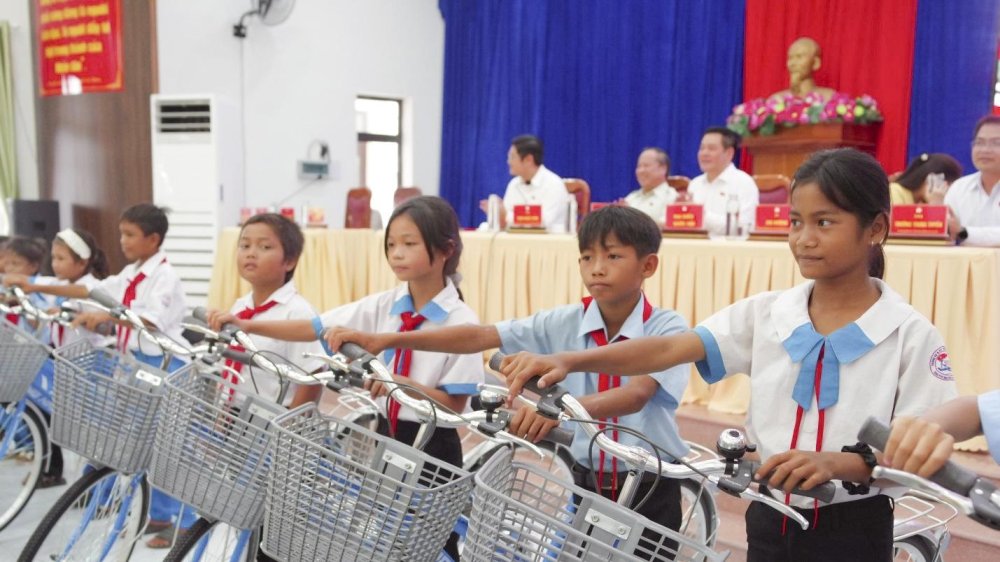 Viettel trao xe đạp cho học sinh nghèo vượt khó tại Gia Lai